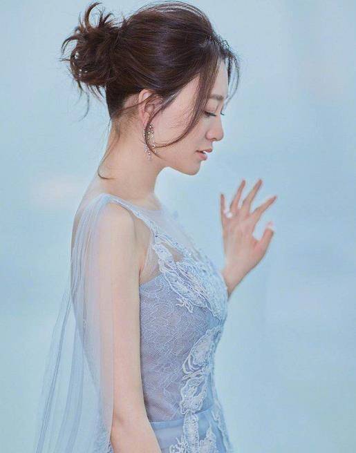 李小冉生日之际终于高调!一袭白纱配西装高级优雅,哪像43岁?