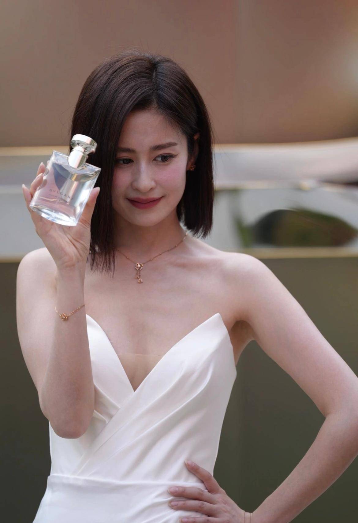 这件白色连衣裙的款式比较简单,而且颖儿的发型看起来比较干练,所以和