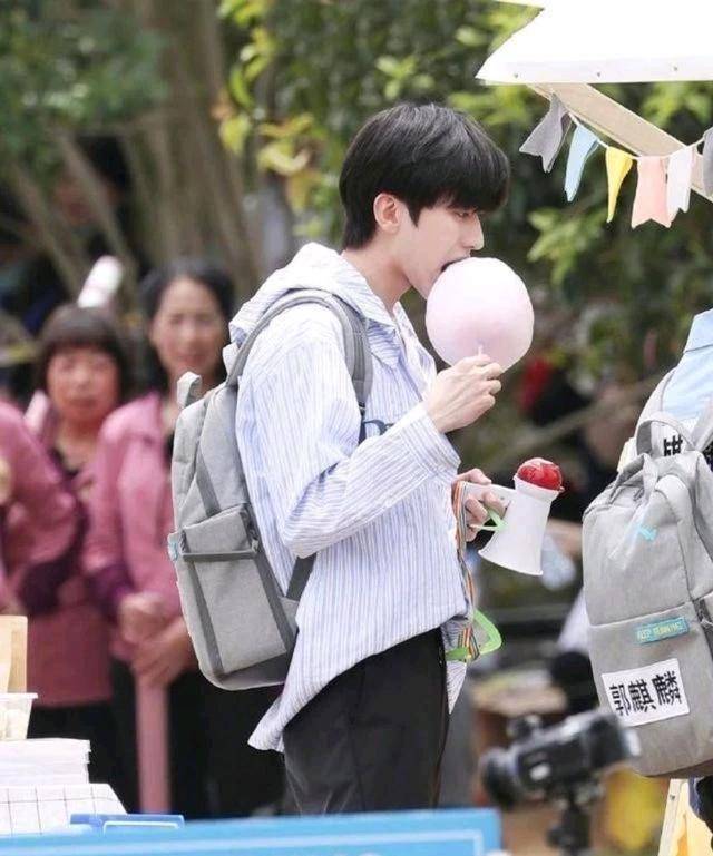 路人镜头下的跑男团,蔡徐坤呆萌,郭麒麟憔悴,郑恺腹肌变肥肉_节目