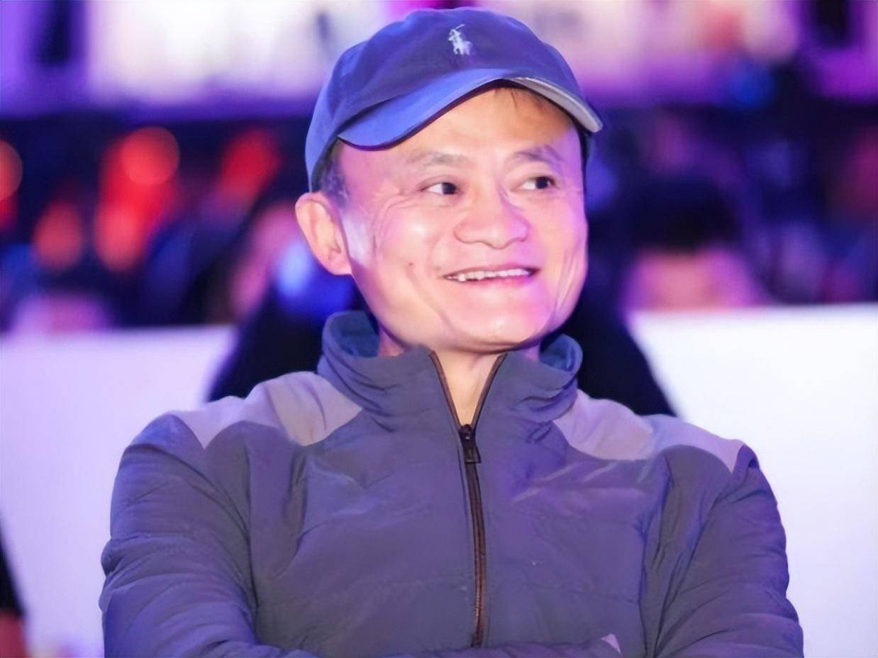 58岁马云近照曝光,两鬓斑白尽显沧桑,穿廉价布鞋却活得逍遥自在_中国