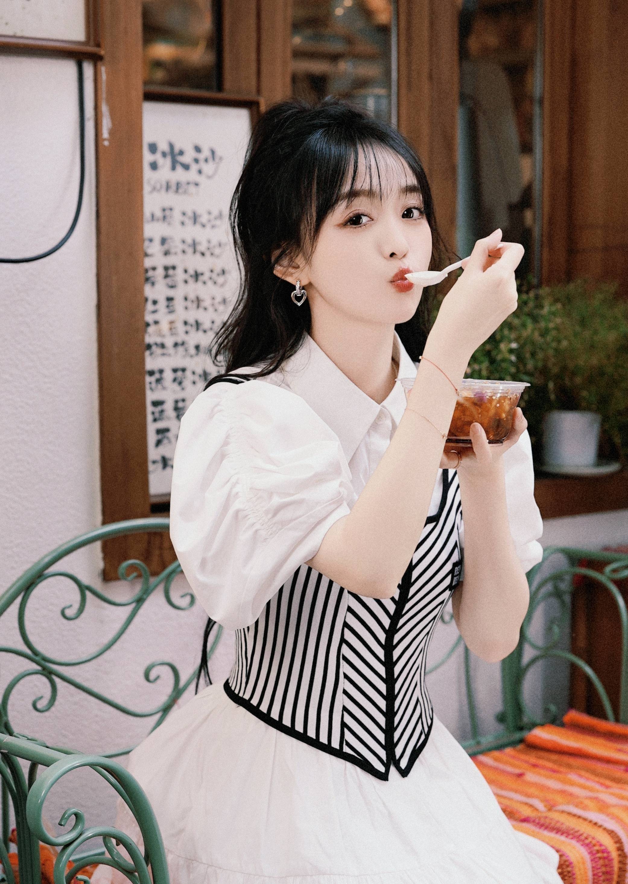 何泓姗白色连衣裙俏皮写真,清新可人,网友:美到犯规!一起来看看吧!