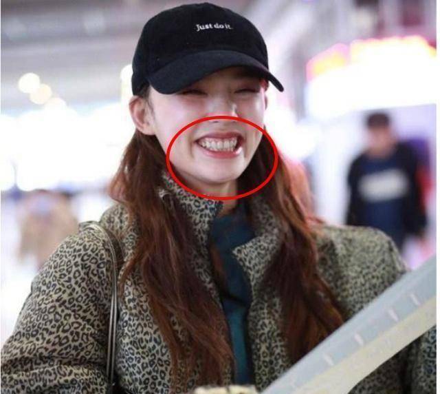 林允豹纹装现身机场,忘我大笑露出牙龈,开心到放飞自我!