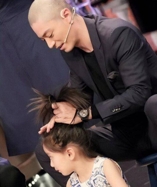 林心如曝霍建华是女儿控载小海豚出门开太慢被罚_工作_时候_头发