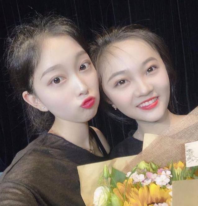 林妙可身高尴尬了,和小孩子一起合照但是身高和小孩子差不了多少