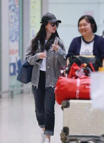 刘亦菲越来越"敢穿",深v连衣裙领口开到腰,不俗反而很高级_黑色_显得