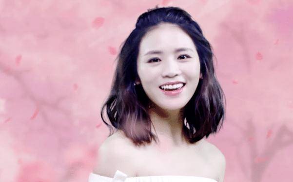 凭借一首映山红火遍大江南北, 如今家庭幸福美满, 她就是歌手黄英