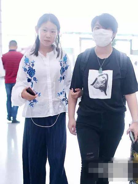 小沈阳女儿一件阔腿裤穿两个夏天,裤长的变化暴露沈佳润的身高_机场