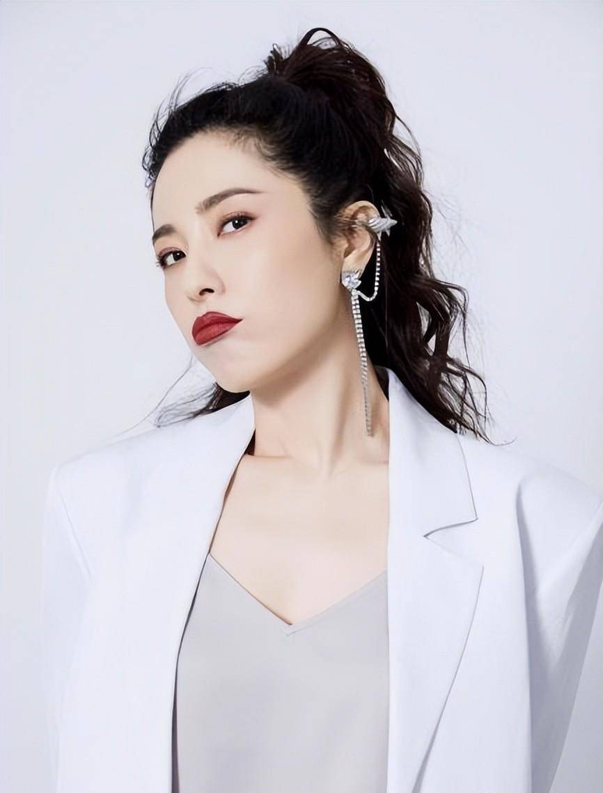 "百年美女"曾黎:征服三个影帝,遭章子怡抢角,靠美貌躲过网暴_陈坤