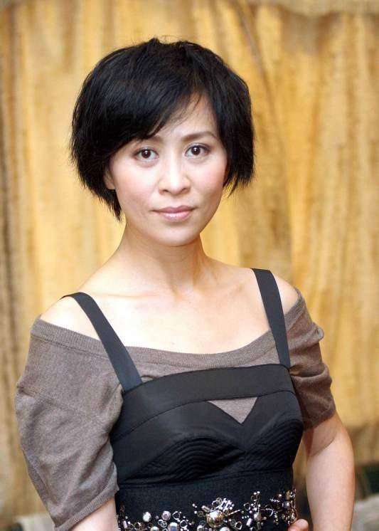 在1990年,刘嘉玲应曾志伟之邀去打麻将,结果在途中被一些歹徒劫走