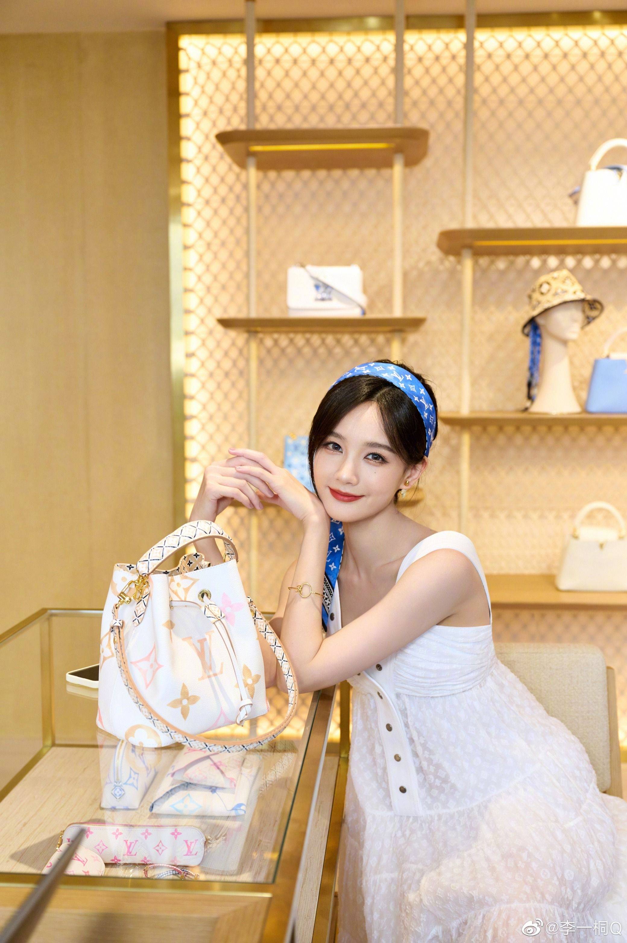 李一桐白色吊带连衣裙性感写真_笑容_五官_皮肤