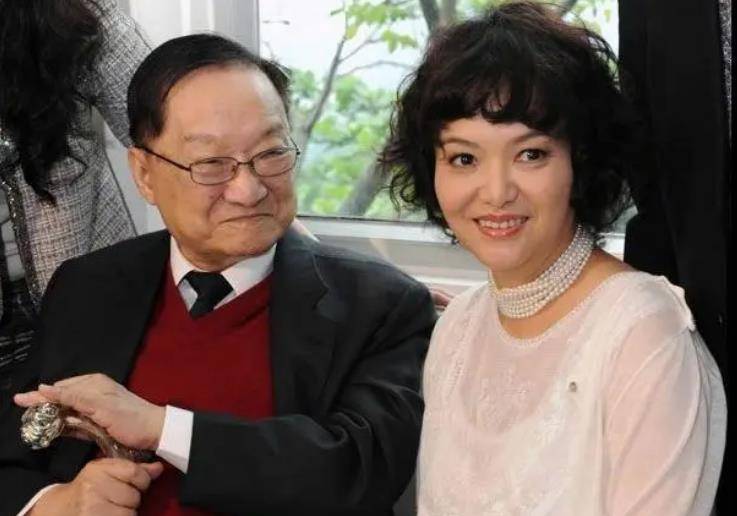 金庸:长子身亡,共患难妻子凄凉离世,他却与新欢游山玩水_婚姻_杜冶芬