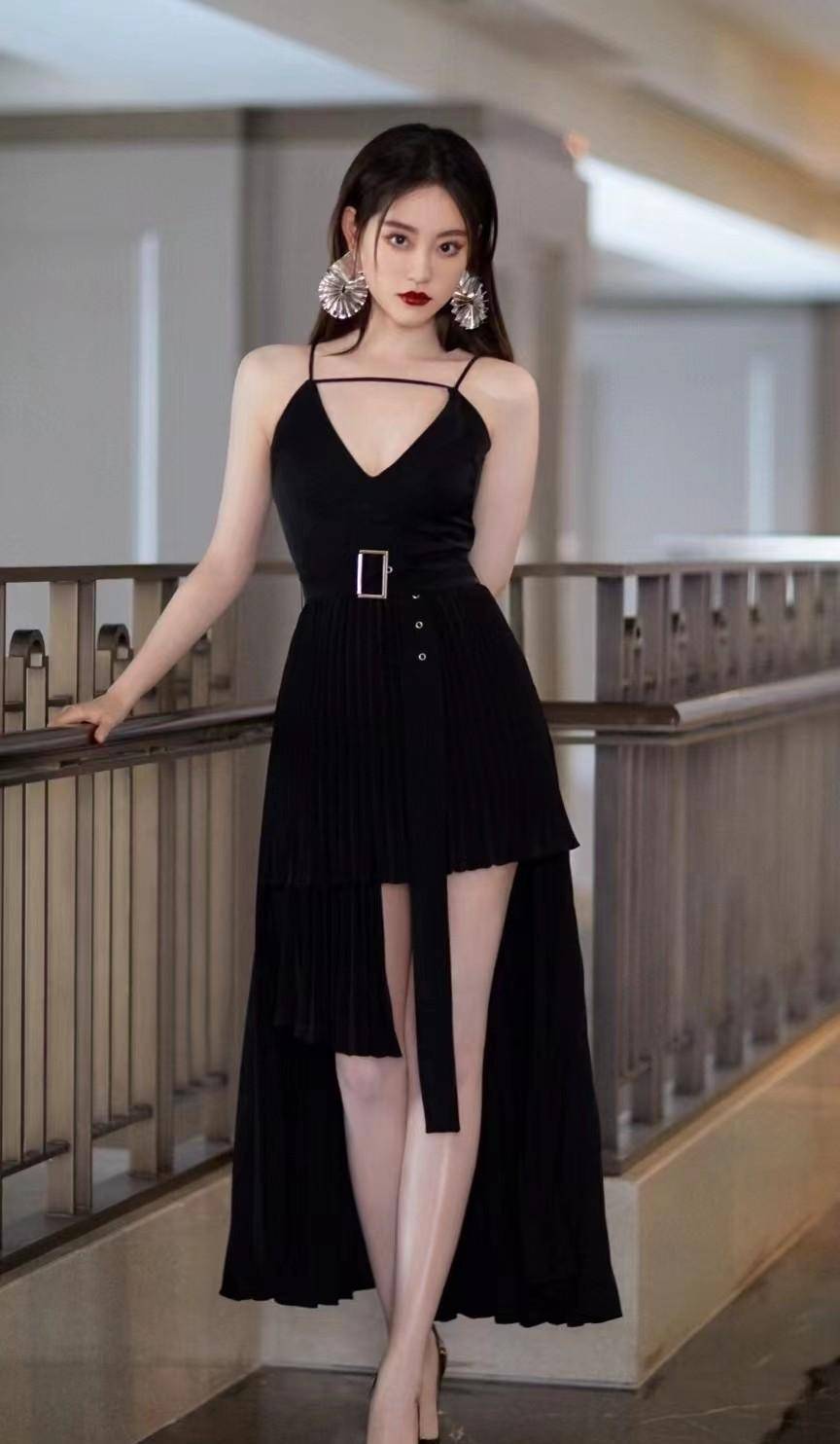 祝绪丹太美了,一身立领上衣搭配牛仔短裤,秀出大长腿,很有个性!