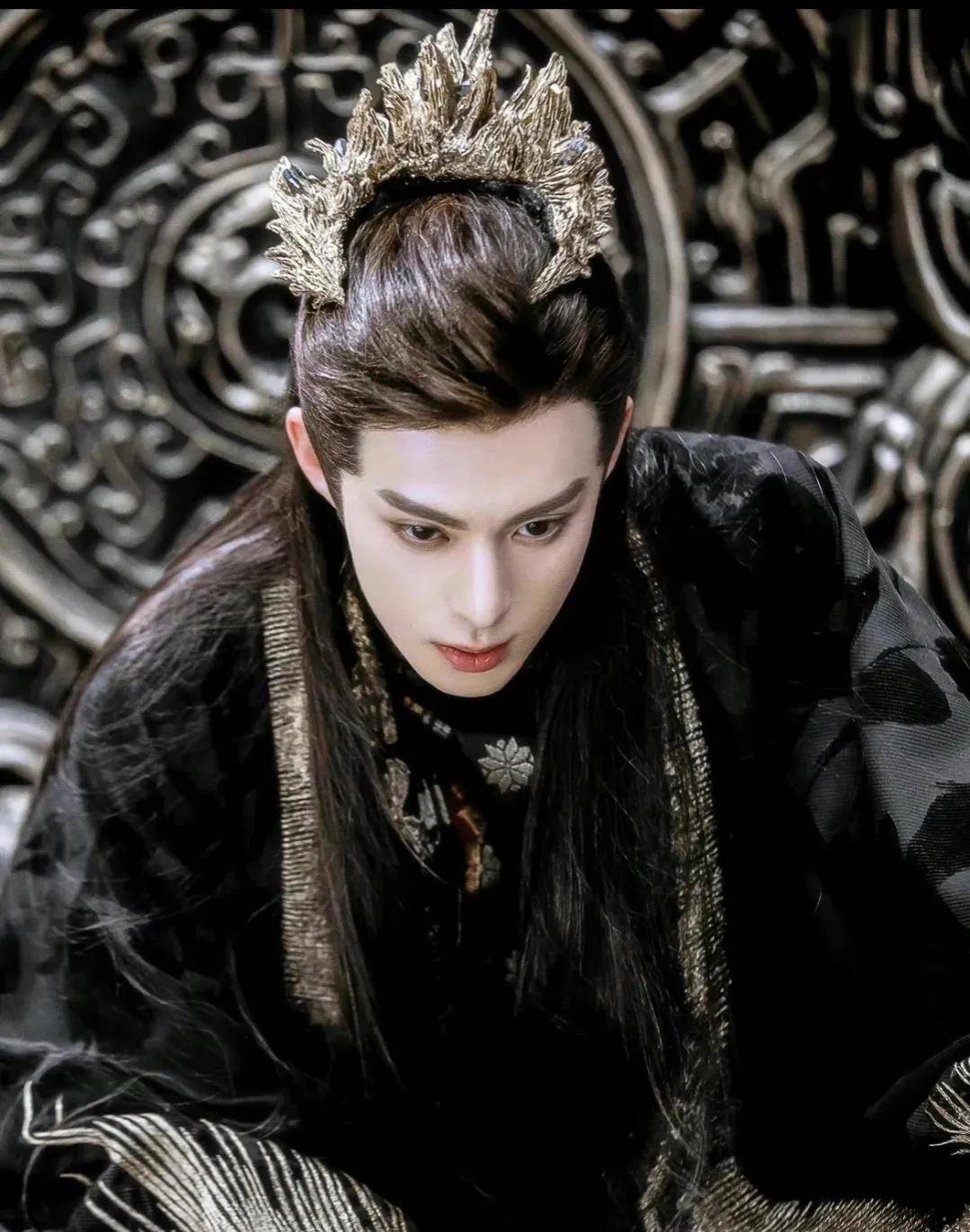 凭古装出圈的男明星,一位是丑男逆袭,另一位是古装天花板级别!