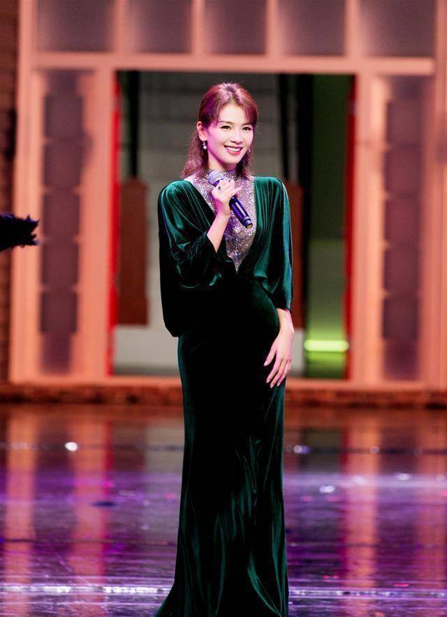 刘涛动身录制晚会,穿超长风衣配阔腿裤,41岁这蚂蚁腰细得不真实_造型