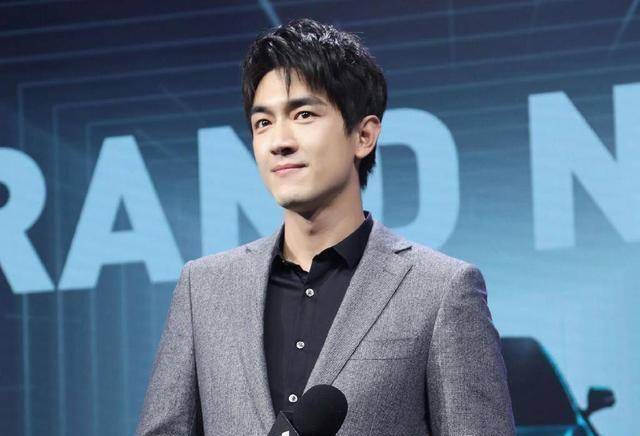 林更新穿花衬衫戴墨镜自拍,镜片反光内容太吸睛,遭粉丝无情吐槽_互动