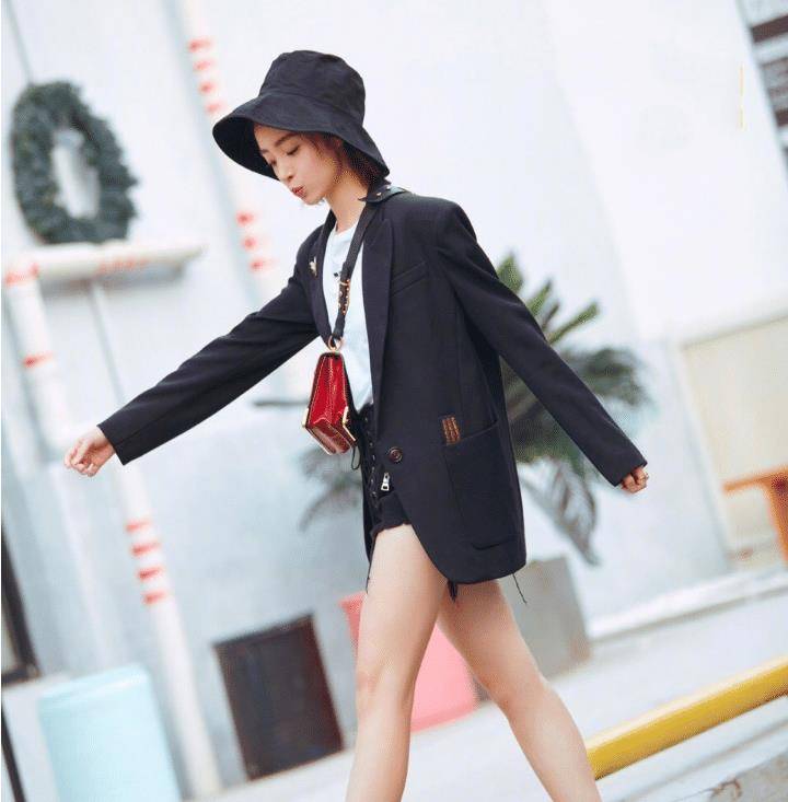 "水帘洞"牛仔裤搭配黑色西装,胡冰卿变身夏日少女!_时尚_气质_女生
