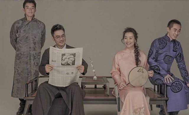 林依轮晒为老婆庆生照,现场深情拥吻,一家四口颜值逆天_妻子_西华