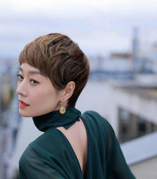 刘敏涛和马伊琍撞衫白色套装,女神隔空对决,好气质真的太养眼!