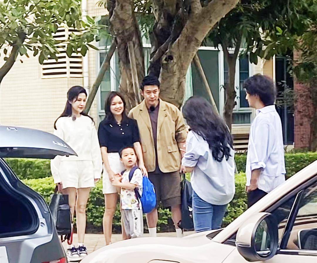 陆毅夫妻跟网友合影,他十足的大叔,鲍蕾20岁少女身材50岁老人脸_显得