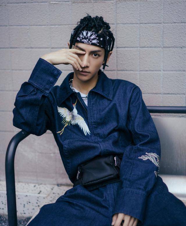 罗云熙出席盛典,穿灰色西装配立领衬衫,中式造型儒雅又帅气!