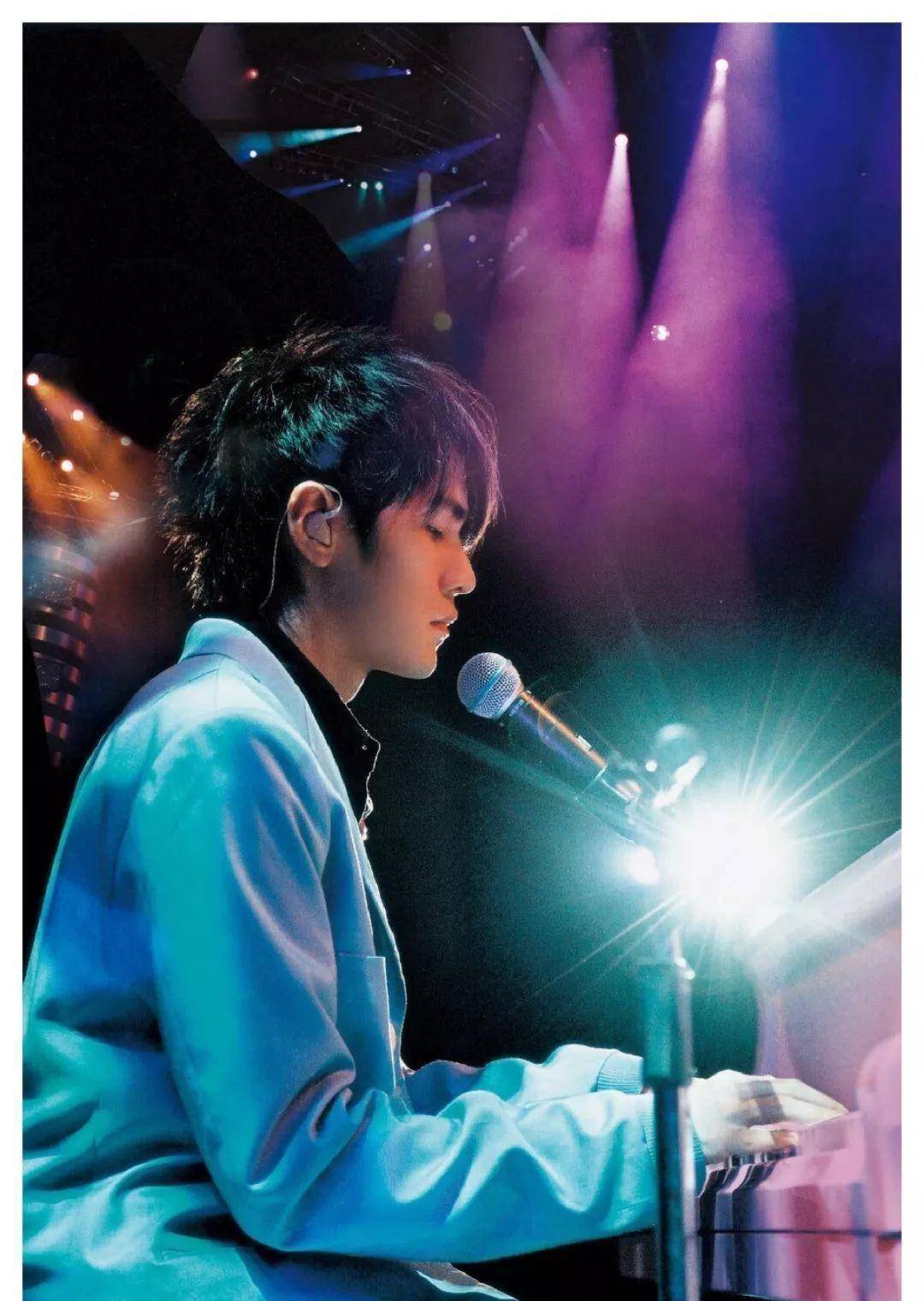 不过周杰伦如今的现场表现确实存在划水的现象,向观众递话筒的频率