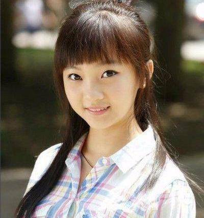 林妙可身高尴尬了,和小孩子一起合照但是身高和小孩子差不了多少