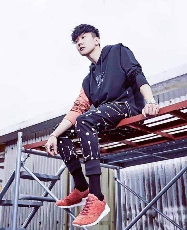 林俊杰撞衫李易峰大7岁还赢在少年感,网友:原来问题出在这!