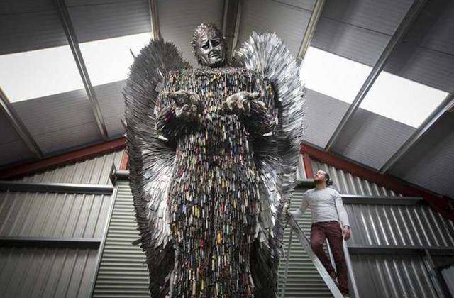 世界最悲伤的"天使",用10万把刀具制造,每把刻有受害者的名字_雕像