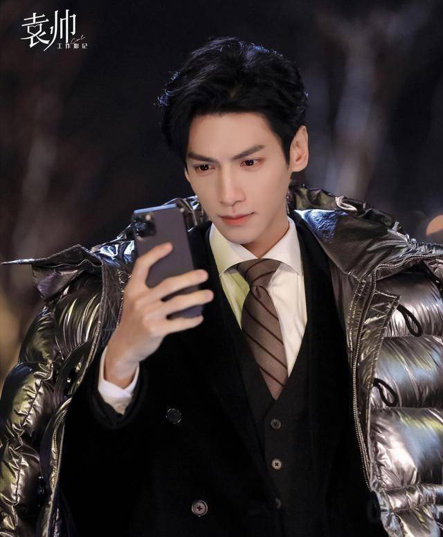 罗云熙新剧剧照释出,玩转羽绒服配西装,帅气儒雅状态满分!