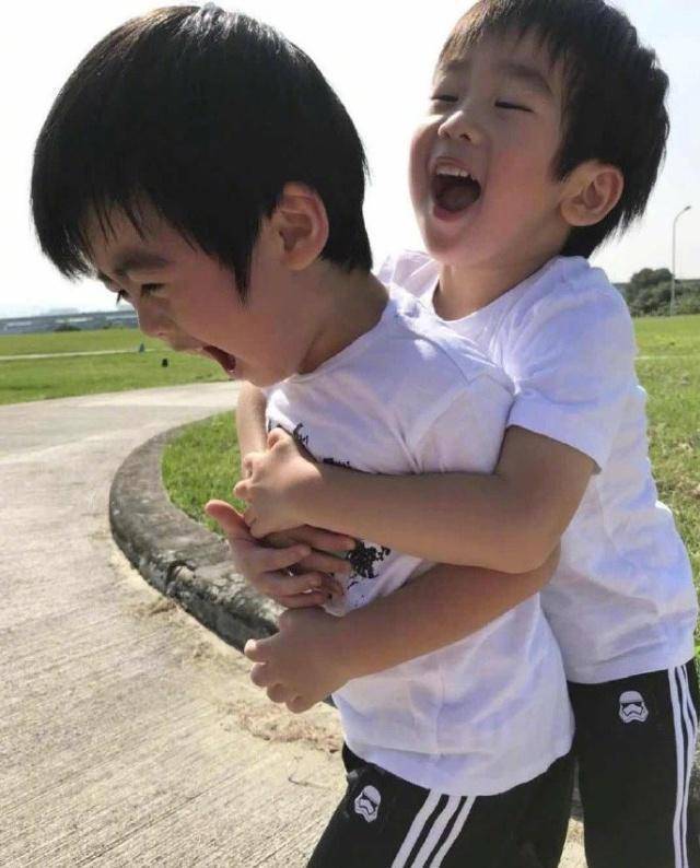 林志颖儿子近照:大儿子变化大,双胞胎模样呆萌可爱却有差异_kimi_性格
