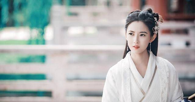 罗云熙正在亲陈钰琪,被导演喊"咔",陈钰琪一脸疑惑的看着导演_组合