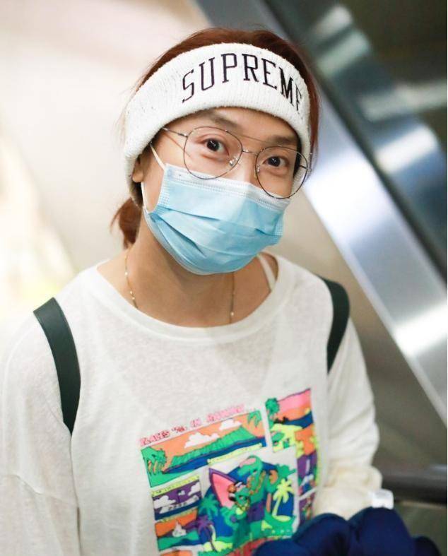 玲花素颜走机场,穿卫衣配黄色短裤,套个发带时髦减龄_时尚_运动_白色