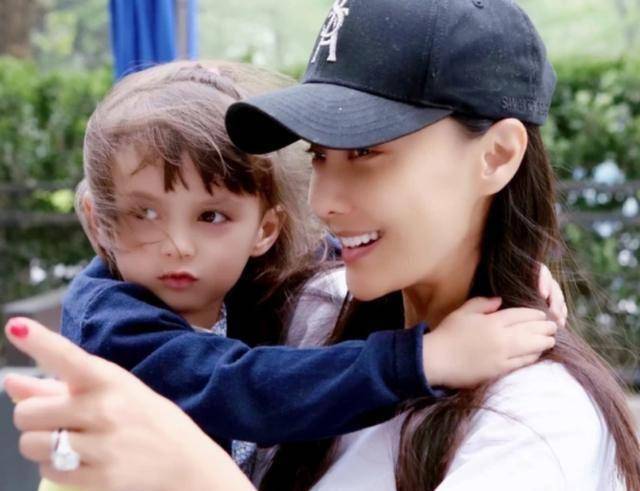 马雅舒与混血儿女幸福合影,8岁米雅长成妈妈翻版,爱登又酷又帅_观众