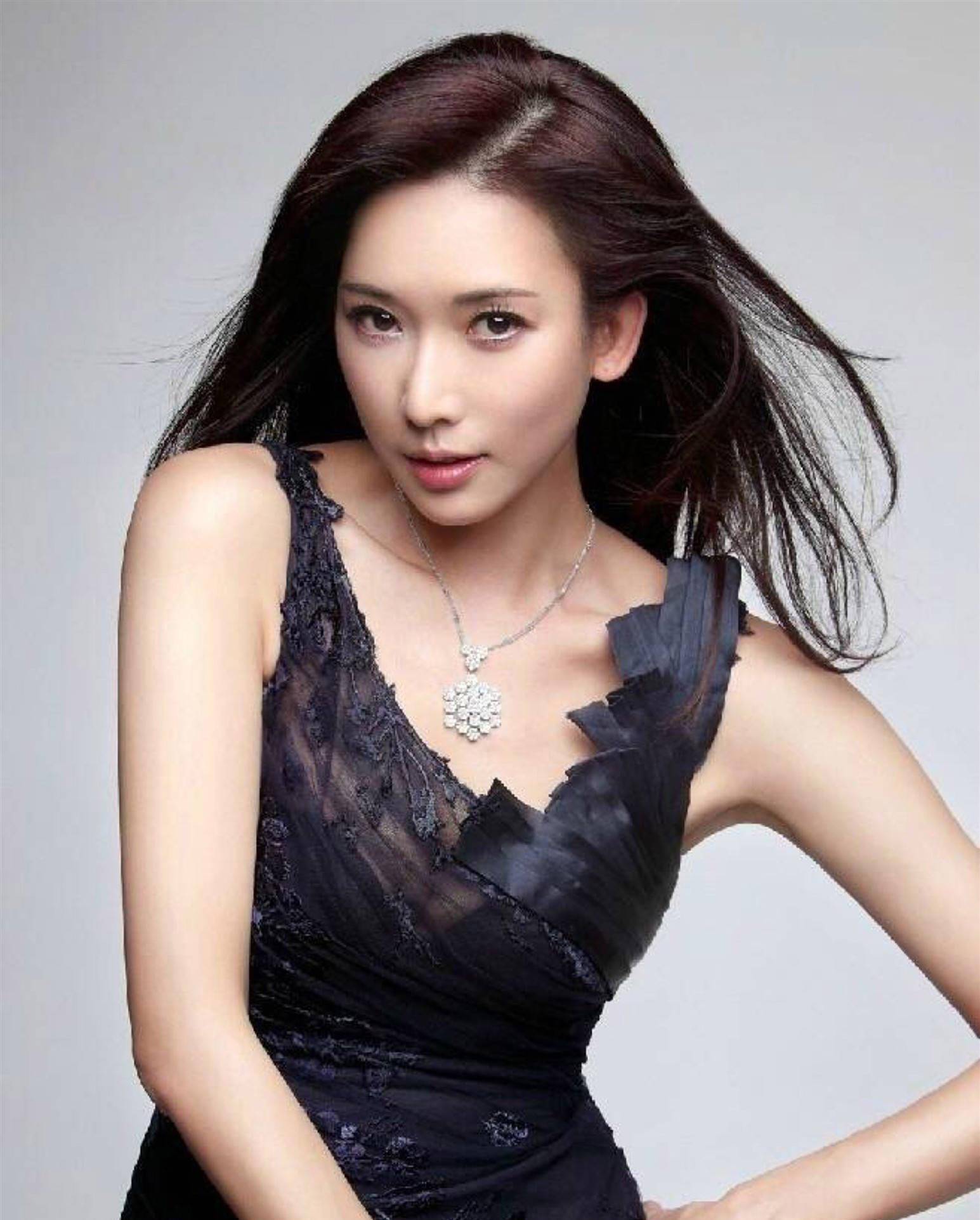 林志玲有天使的脸蛋,魔鬼的身体,洋娃娃的声音,一度很受欢迎,成为许多