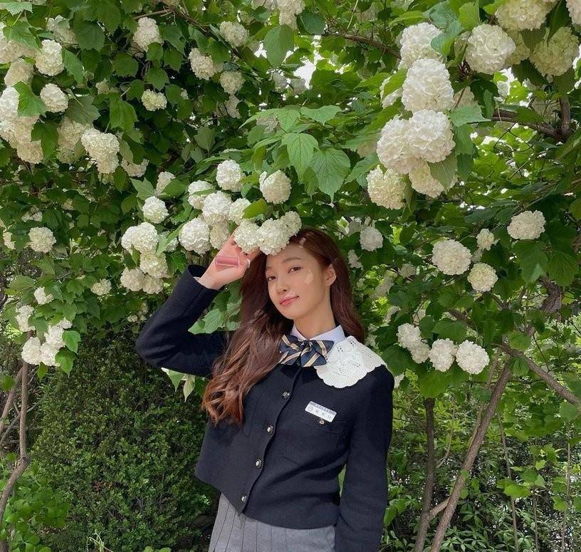 justice》出道,后来也曾出演《浪漫医生金师傅2》实习护士「徐世英」