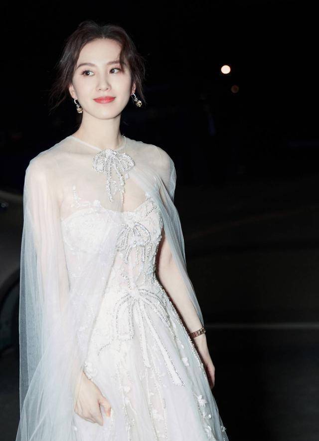 刘诗诗穿秋冬婚纱出席活动,薄纱钻饰气质高雅,又仙又甜高调回归_白色