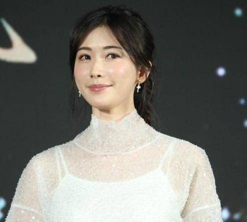 林志玲婚礼彩排,黑泽良平一脸严肃强装镇定,新娘抿嘴憋笑险笑场_穿着