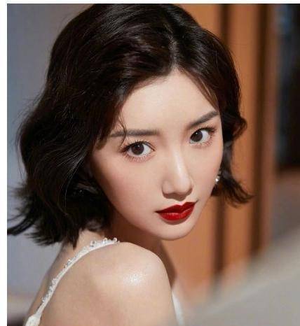 毛晓彤不惧陈翔曝料,现身三亚与粉丝合照,生图下颜值堪称一绝_长相