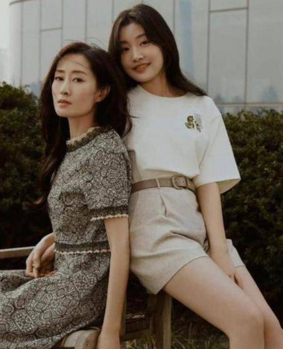 刘敏涛携13岁女儿拍大片,女儿长相时尚身材抢镜,网友:像23岁
