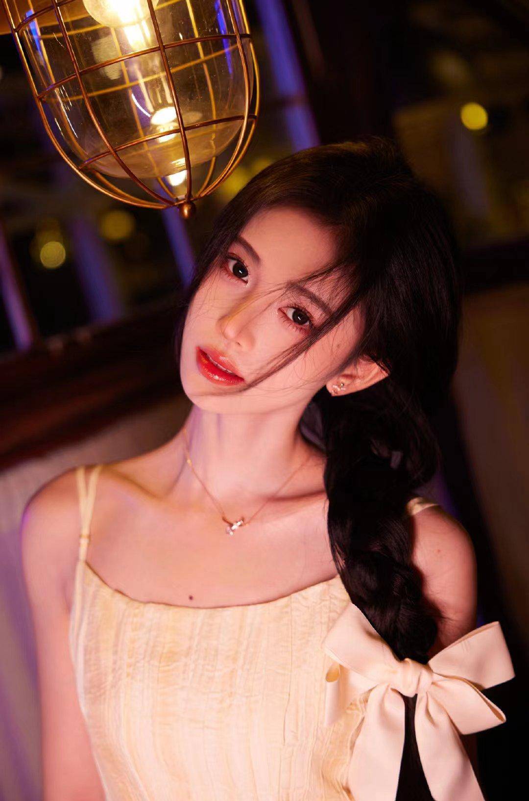 鞠婧祎身材好现身,身穿黄色箍裙扎辫子尽显完美个性_鞠姐_女明星