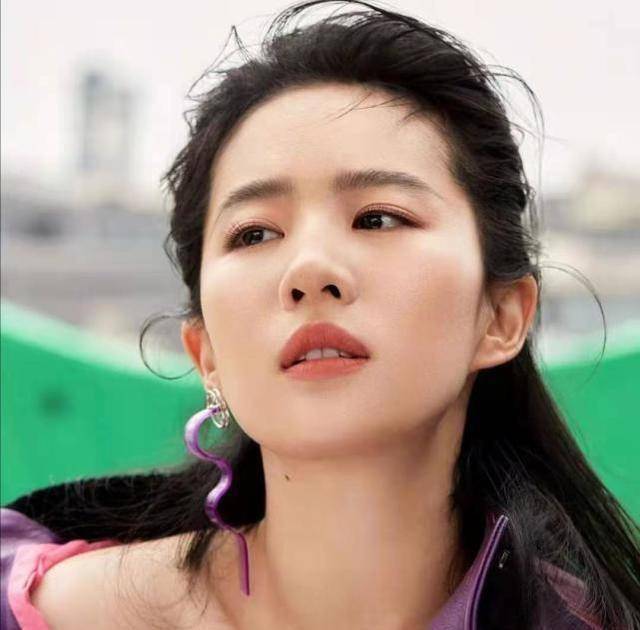 刘亦菲再次挑战新造型,齐刘海配公主切,被赞俏皮可爱