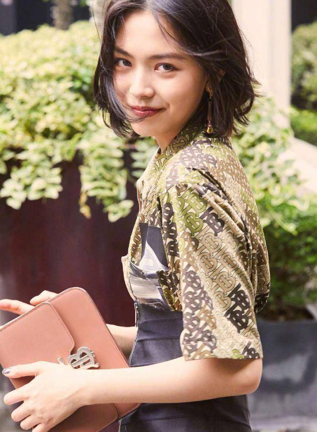 模特赵佳丽完美诠释:胸部以下全是腿_时尚_袜子_感觉