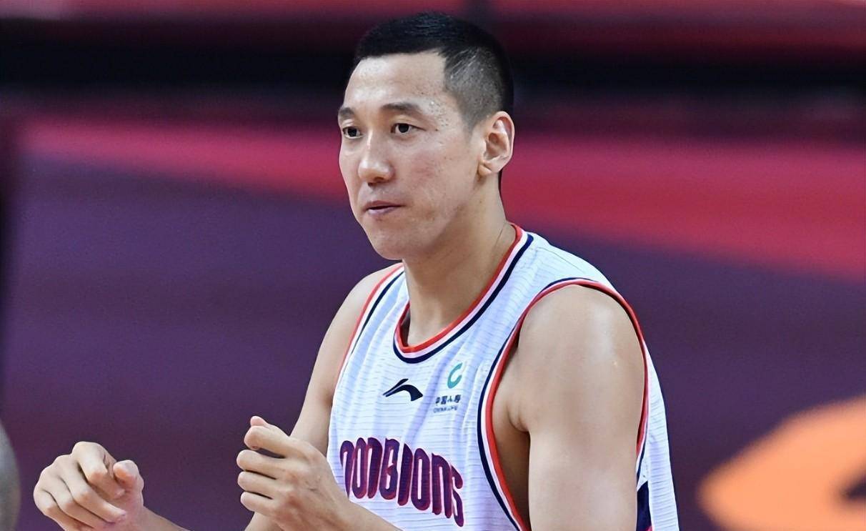 广州龙狮俱乐部功勋老臣,静态天赋比诺天王更加出色,广州队助练_郑准