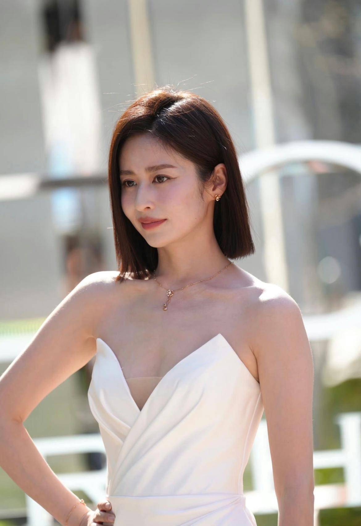 颖儿终于剪短发了,配白色开衩连衣裙秀长腿,身材让人梦寐以求_时尚