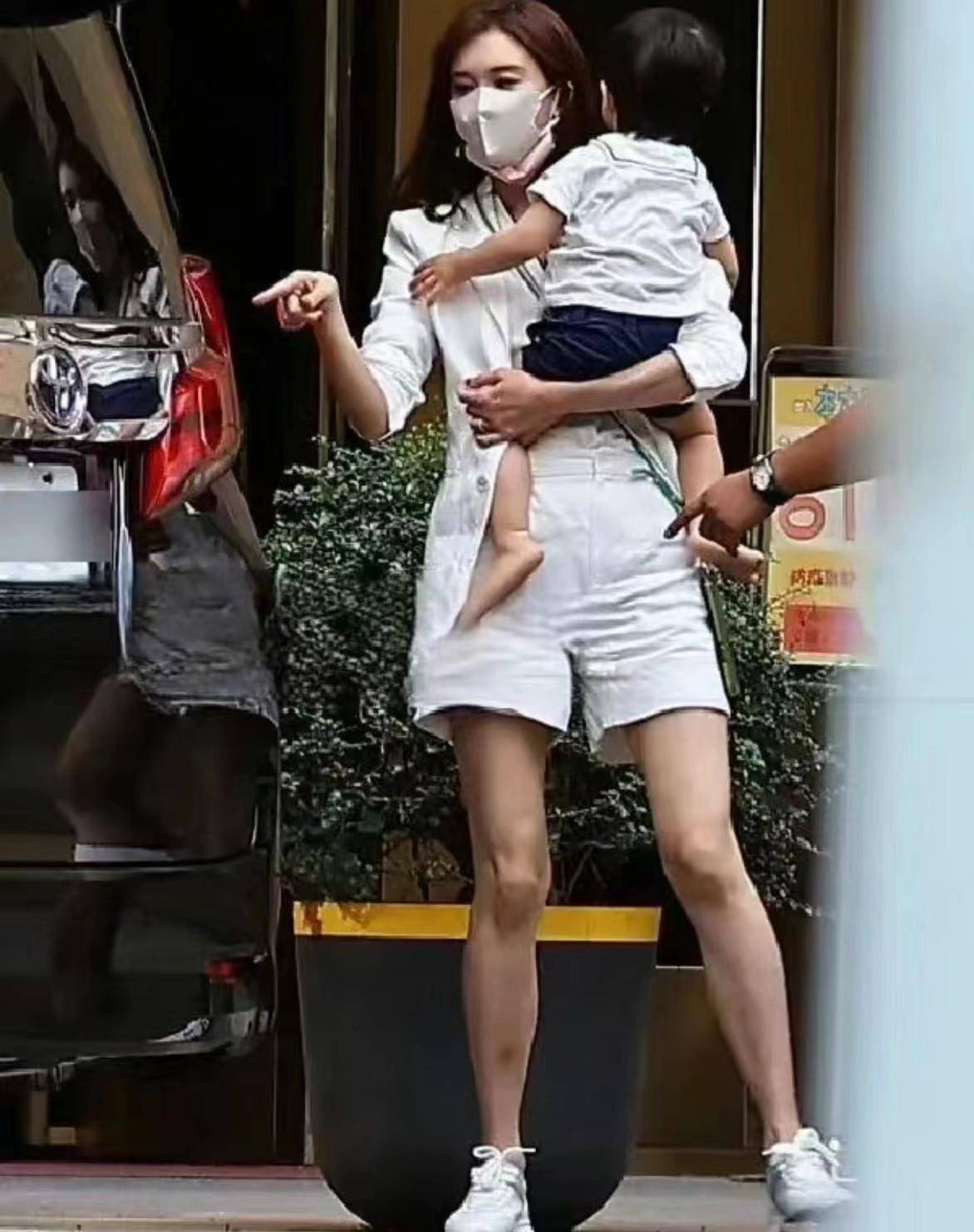 林志玲首次带1岁儿子亮相！儿子腿也太长了，她单手抱娃美到大家_状态_黑泽_一身