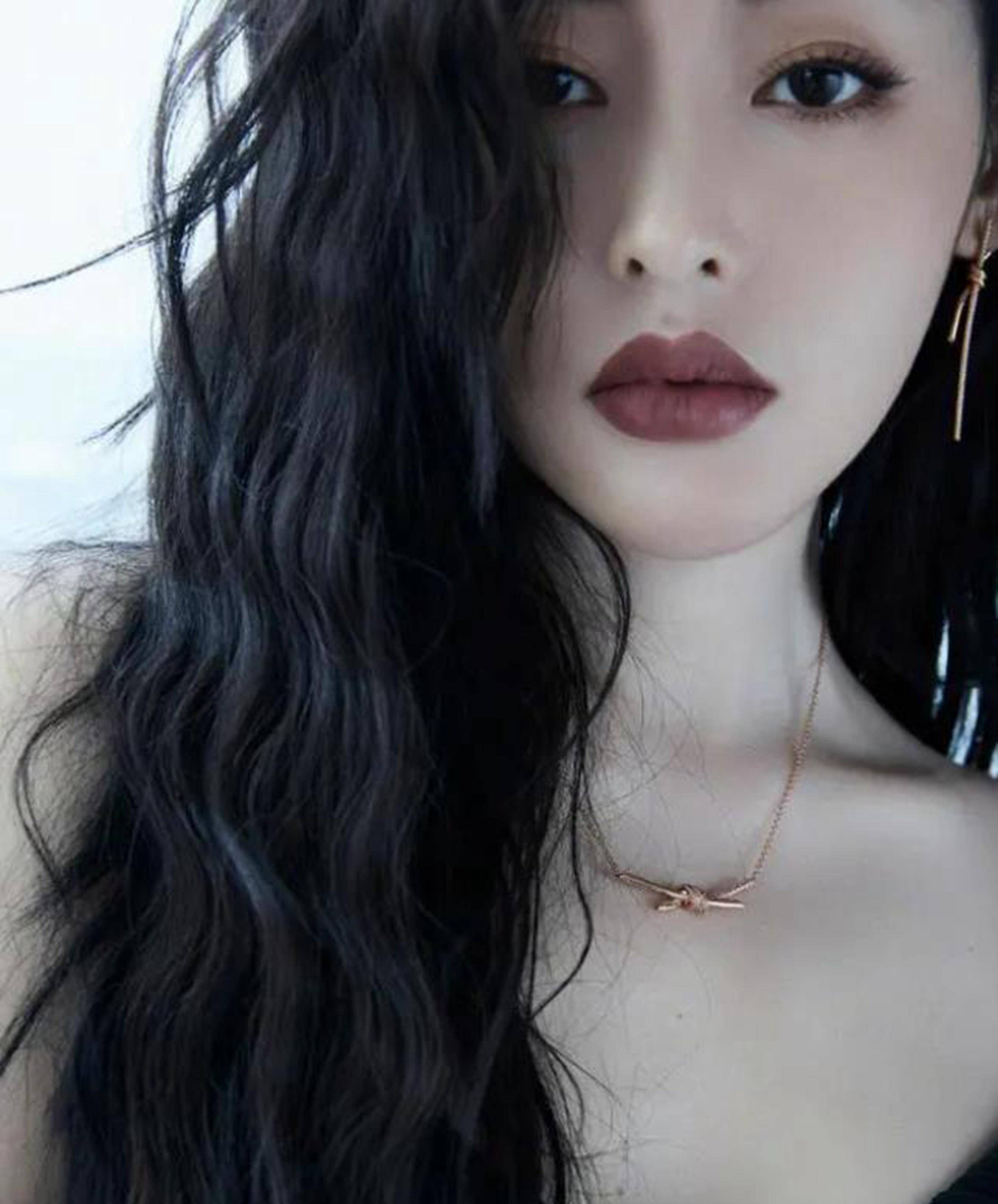 张天爱穿吊带黑裙秀身材!白皙肤色,美腿大长腿,时尚养眼