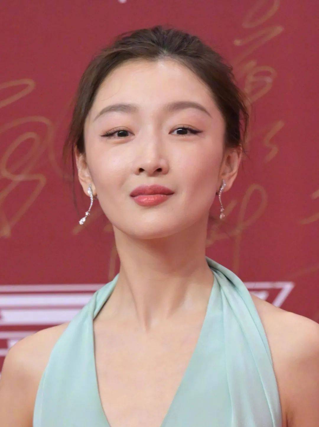 上海电影节明星怼脸生图:王源痘坑闭口明显,于文文变网红脸_状态_皮肤