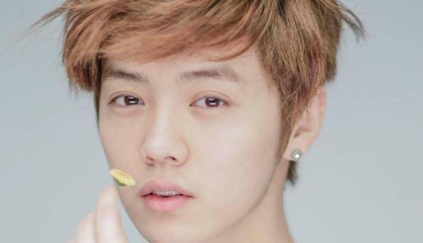 鹿晗把头发放下了,顶着一头锅盖头的鹿晗真的肉眼可见的胖了,固然状态