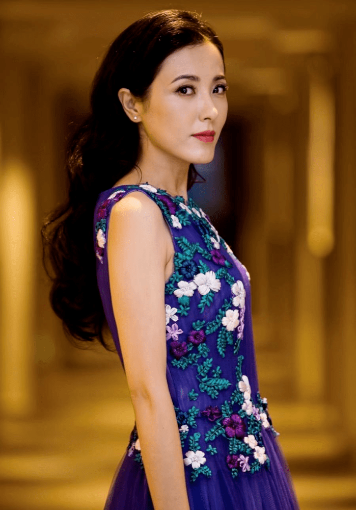 曾黎罕穿清宫装,气质优雅颜值年轻,与大9岁那英同框演宫斗_宫廷_视频