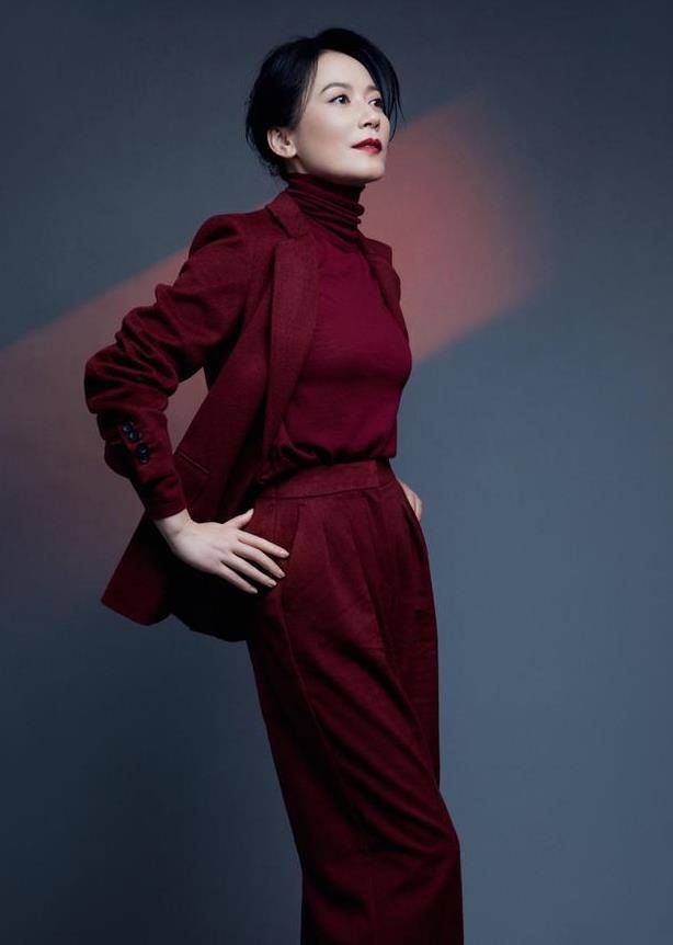 真优雅不惧年龄,俞飞鸿49岁依旧年轻,紧身西装好"禁欲"_时尚_身材